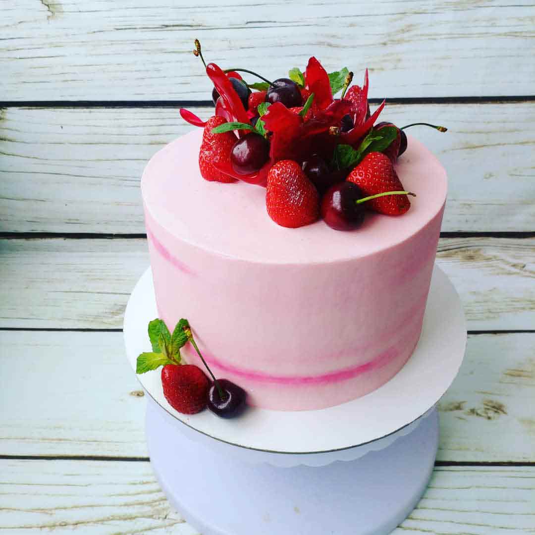 Варианты украшения торта ягодами и фруктами (79 фото)